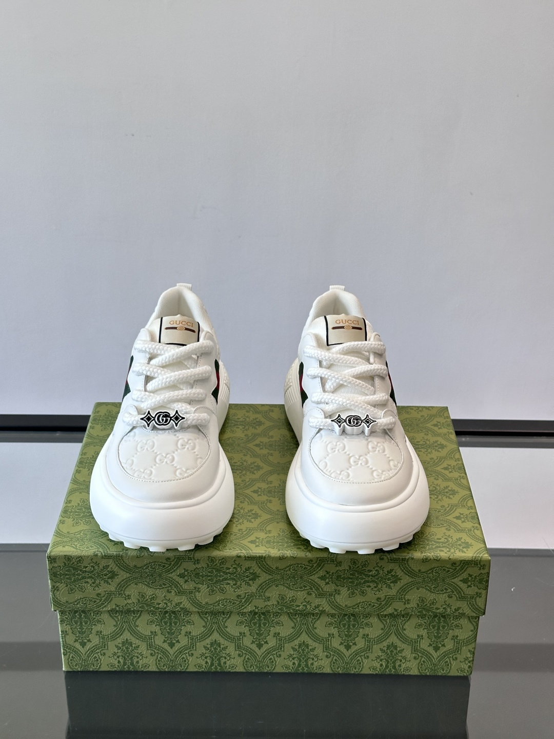 Gucci 男士休闲厚底休闲鞋，采用进口牛皮制作，经典百搭款，正面饰以品牌五金logo装饰，搭配原版橡胶