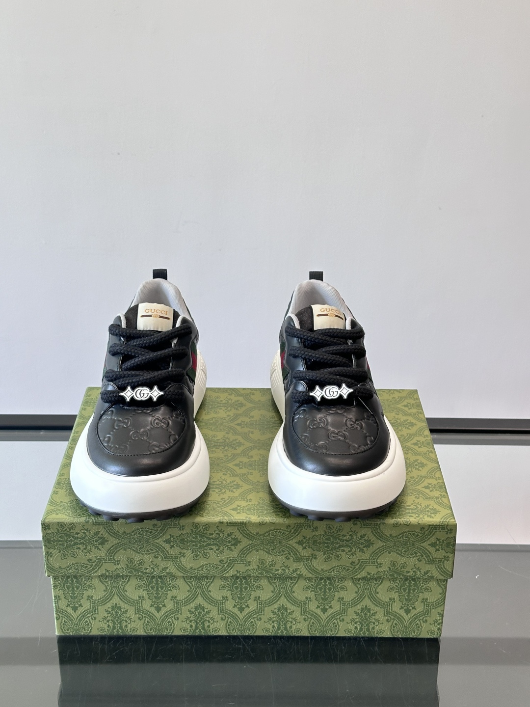 Gucci 男士休闲厚底休闲鞋，采用进口牛皮制作，经典百搭款，正面饰以品牌五金logo装饰，搭配原版橡胶