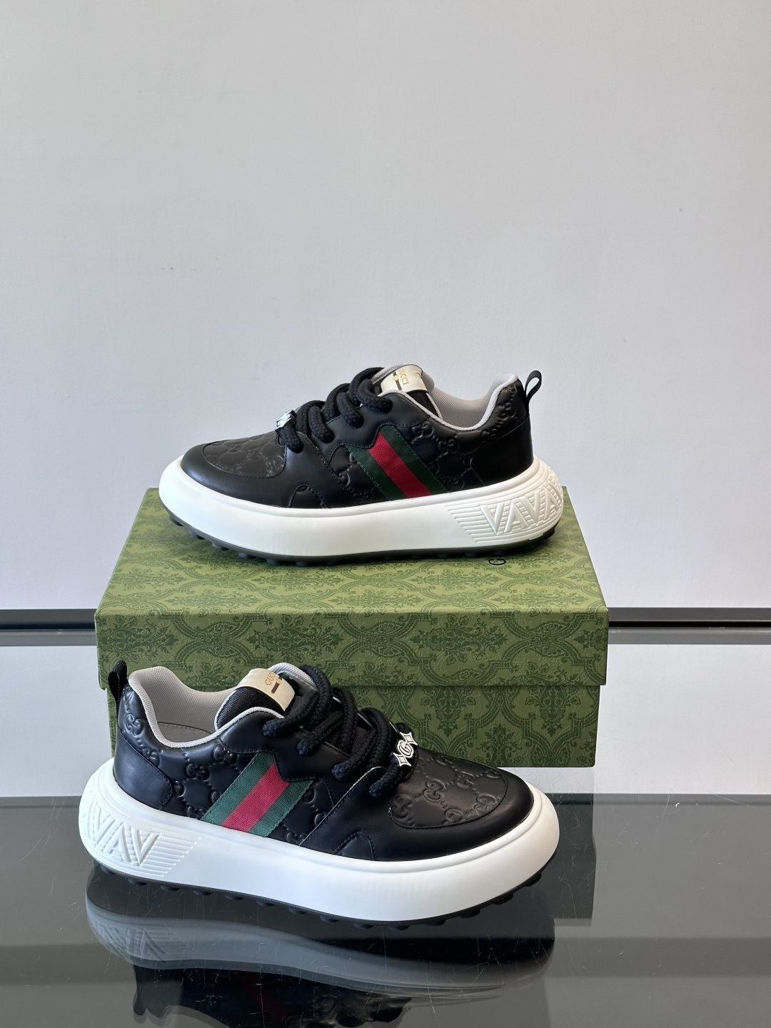 Gucci 男士休闲厚底休闲鞋，采用进口牛皮制作，经典百搭款，正面饰以品牌五金logo装饰，搭配原版橡胶