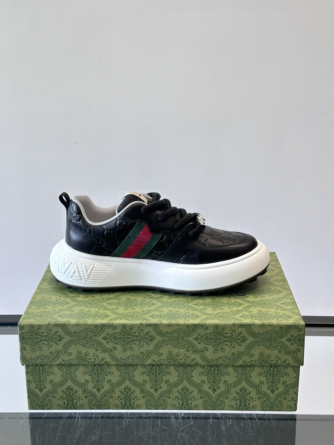 Gucci 男士休闲厚底休闲鞋，采用进口牛皮制作，经典百搭款，正面饰以品牌五金logo装饰，搭配原版橡胶