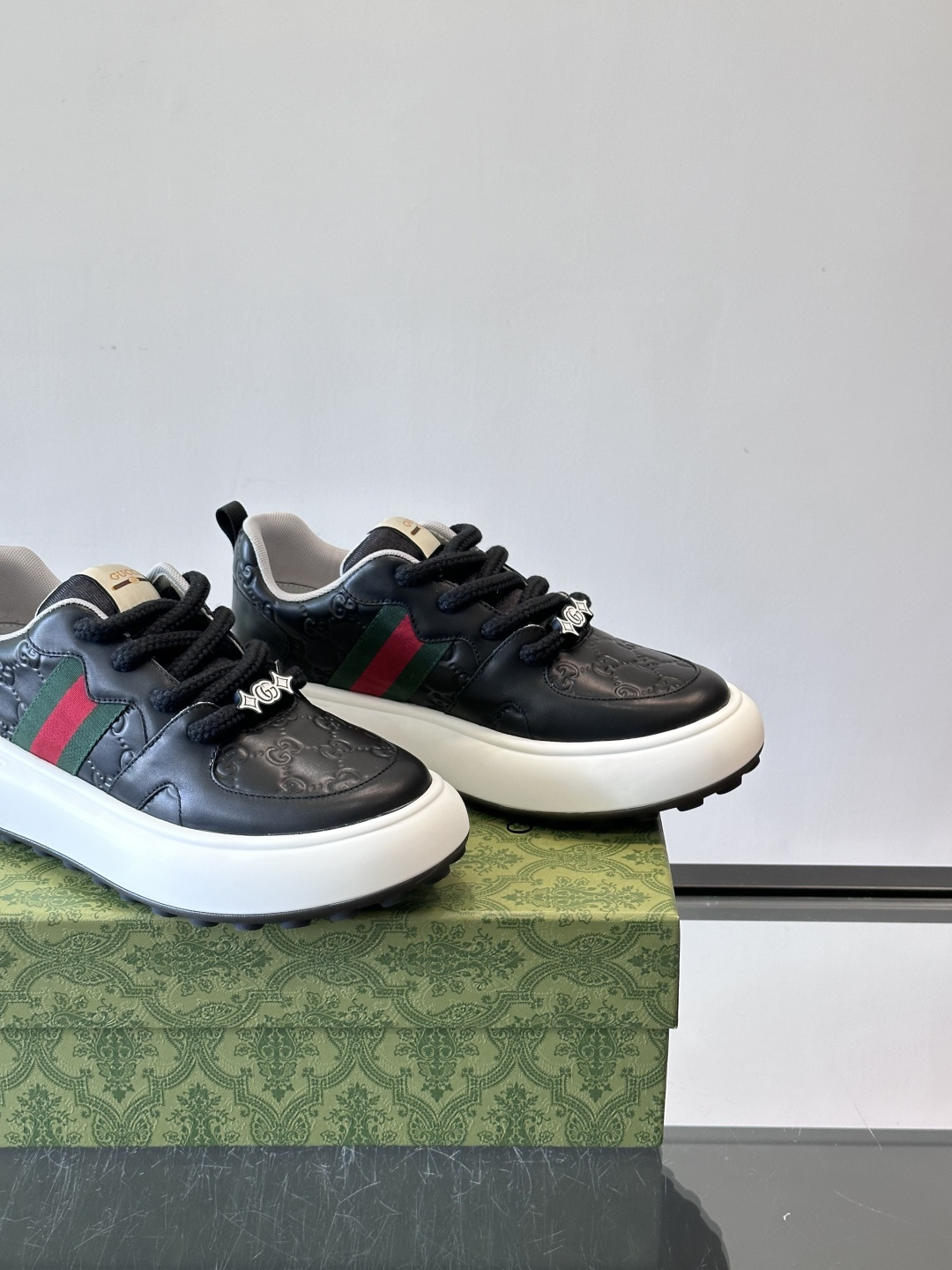 Gucci 男士休闲厚底休闲鞋，采用进口牛皮制作，经典百搭款，正面饰以品牌五金logo装饰，搭配原版橡胶