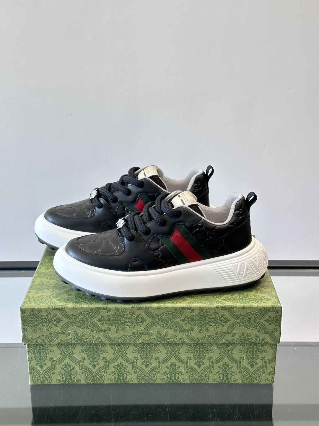 Gucci 男士休闲厚底休闲鞋，采用进口牛皮制作，经典百搭款，正面饰以品牌五金logo装饰，搭配原版橡胶