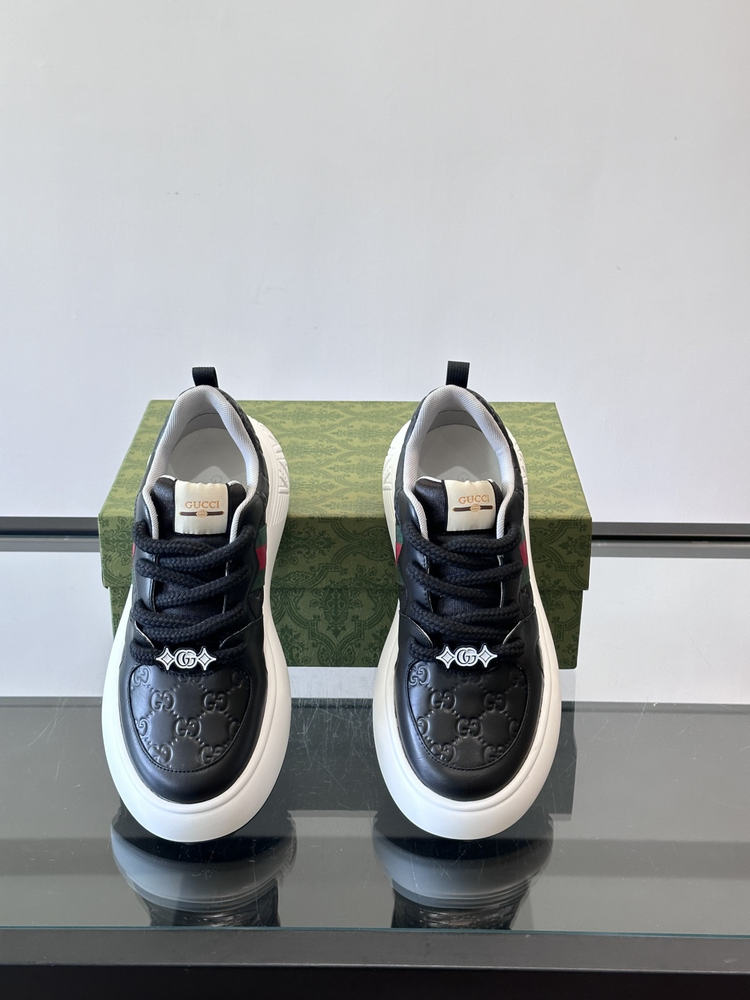 Gucci 男士休闲厚底休闲鞋，采用进口牛皮制作，经典百搭款，正面饰以品牌五金logo装饰，搭配原版橡胶