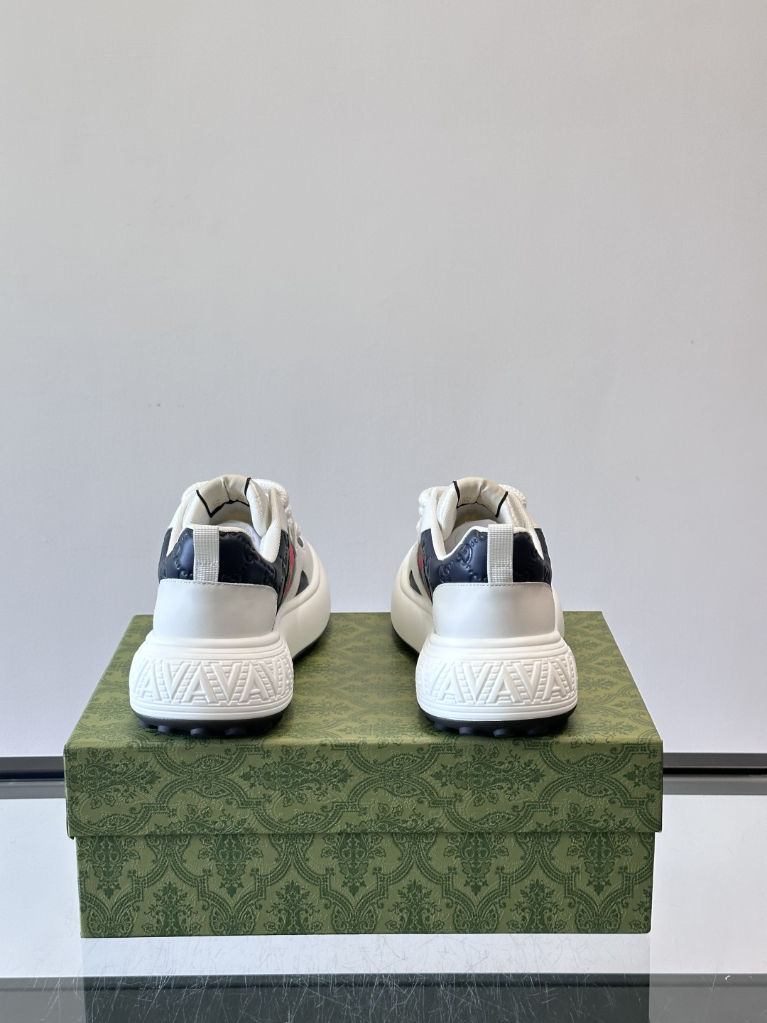 Gucci 男士休闲厚底休闲鞋，采用进口牛皮制作，经典百搭款，正面饰以品牌五金logo装饰，搭配原版橡胶