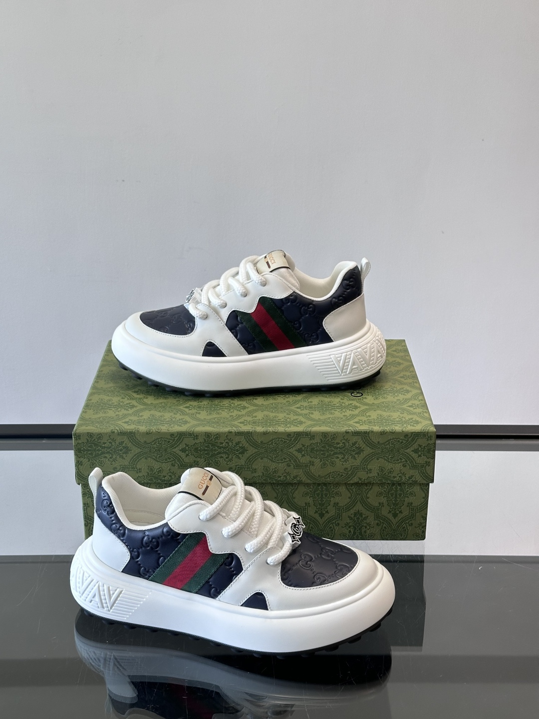 Gucci 男士休闲厚底休闲鞋，采用进口牛皮制作，经典百搭款，正面饰以品牌五金logo装饰，搭配原版橡胶