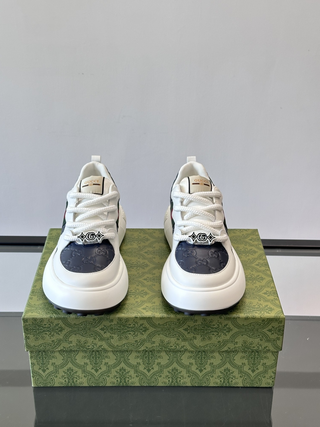 Gucci 男士休闲厚底休闲鞋，采用进口牛皮制作，经典百搭款，正面饰以品牌五金logo装饰，搭配原版橡胶