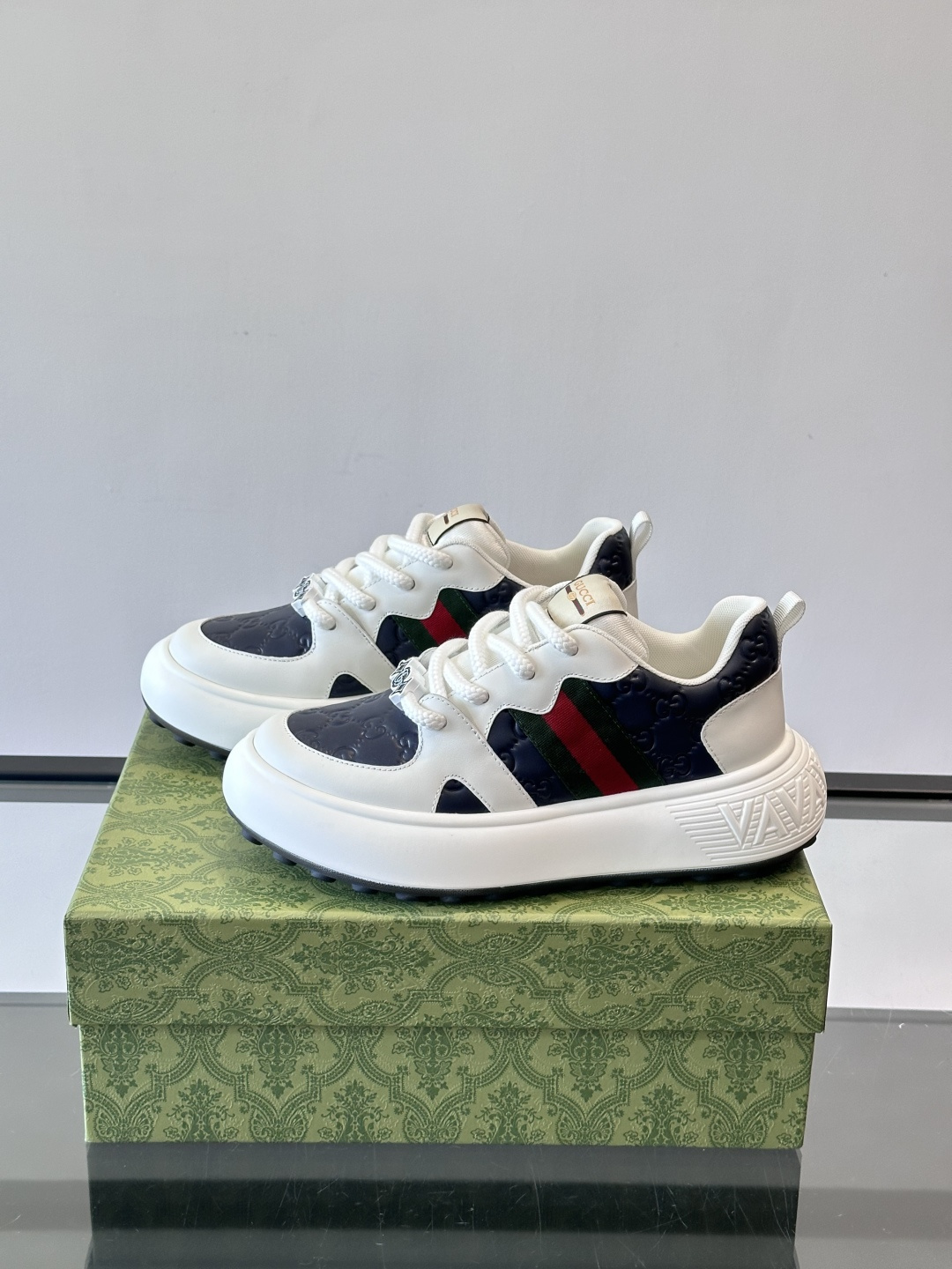 Gucci 男士休闲厚底休闲鞋，采用进口牛皮制作，经典百搭款，正面饰以品牌五金logo装饰，搭配原版橡胶