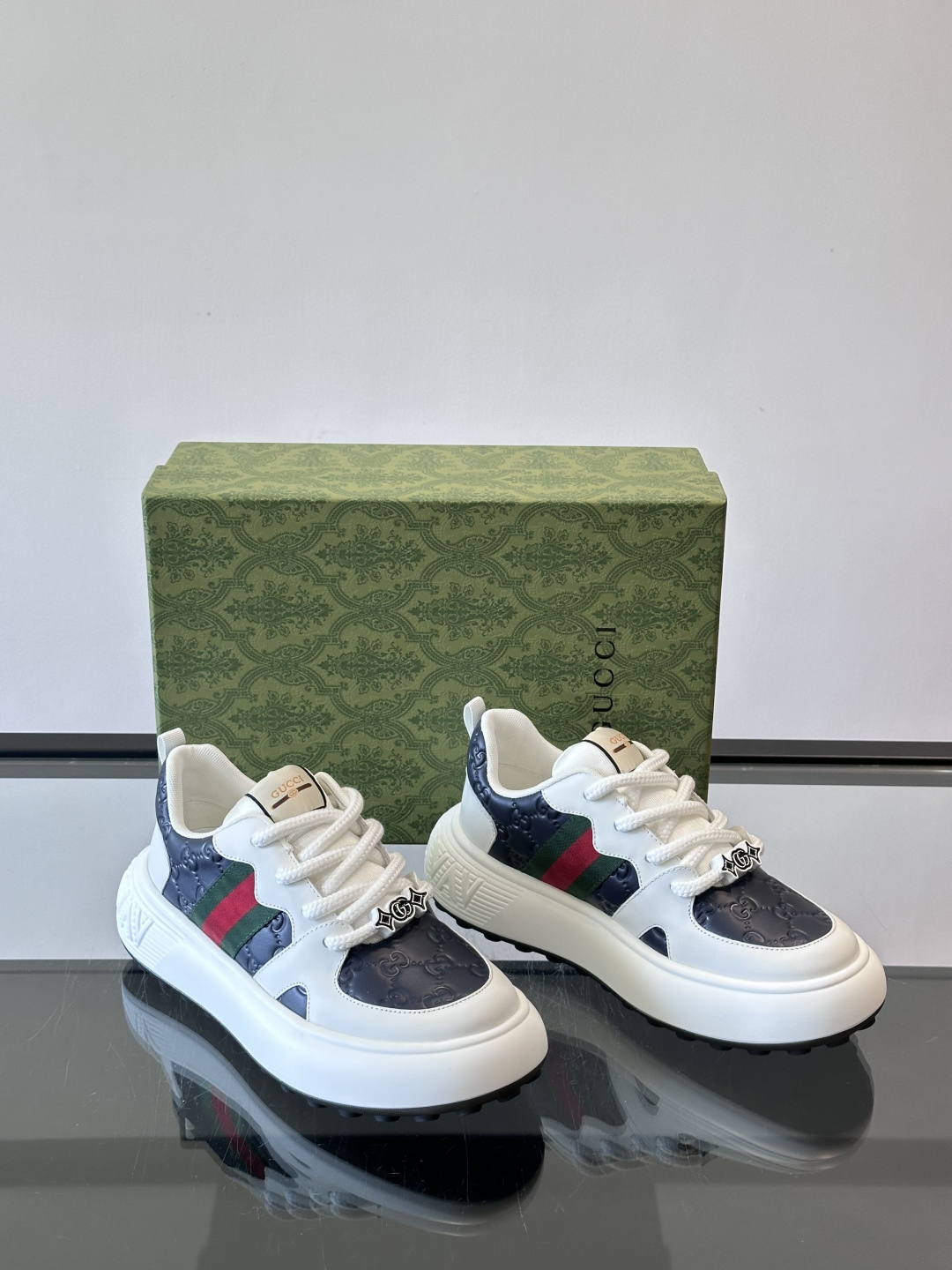 Gucci 男士休闲厚底休闲鞋，采用进口牛皮制作，经典百搭款，正面饰以品牌五金logo装饰，搭配原版橡胶