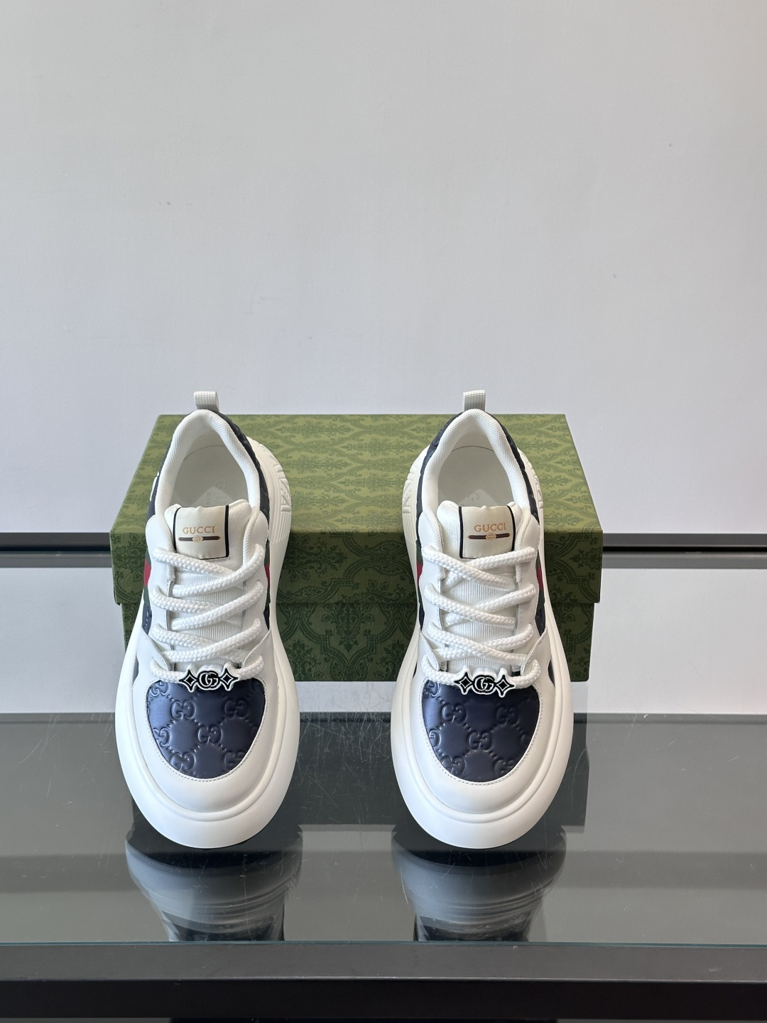 Gucci 男士休闲厚底休闲鞋，采用进口牛皮制作，经典百搭款，正面饰以品牌五金logo装饰，搭配原版橡胶