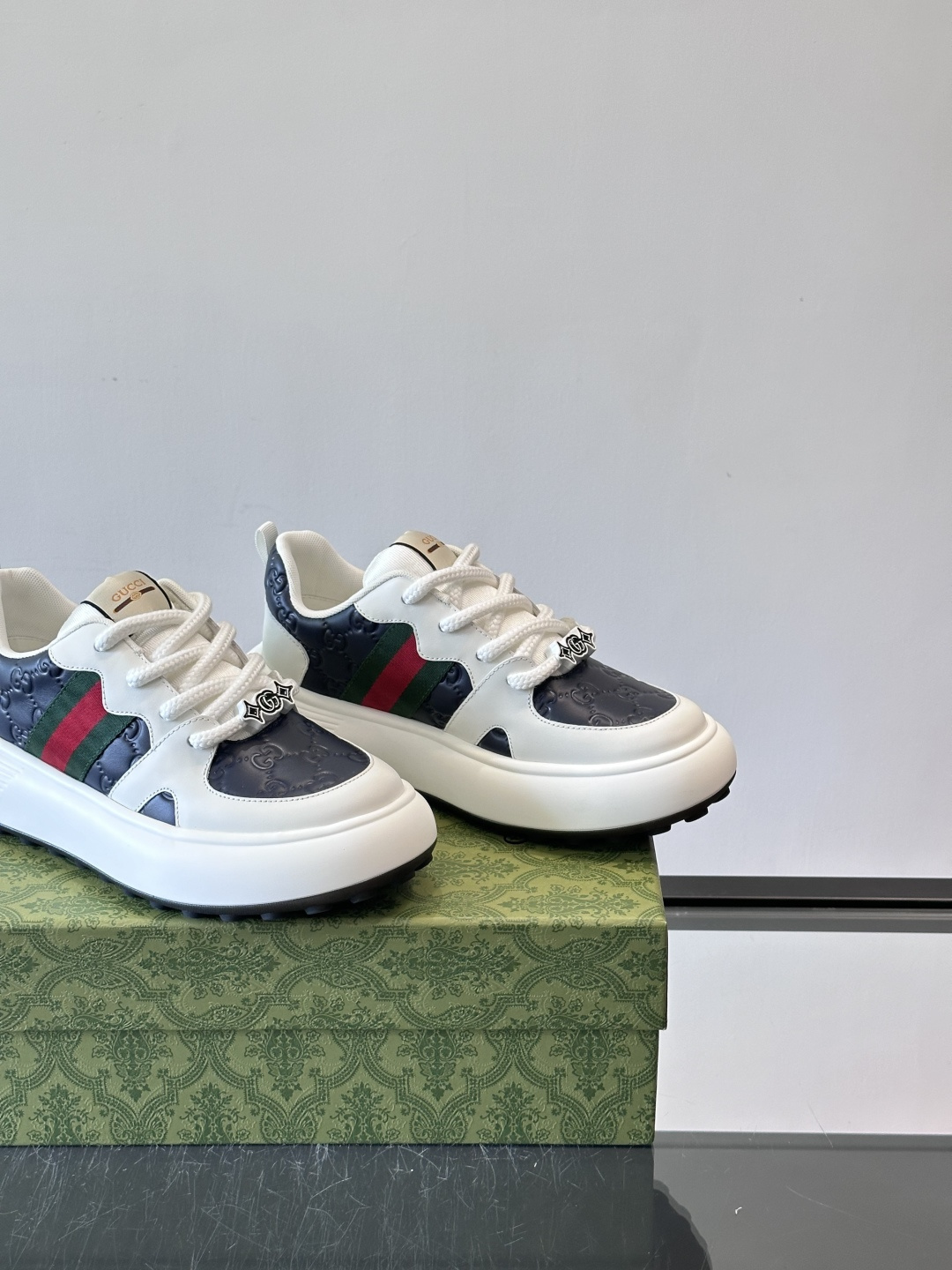 Gucci 男士休闲厚底休闲鞋，采用进口牛皮制作，经典百搭款，正面饰以品牌五金logo装饰，搭配原版橡胶