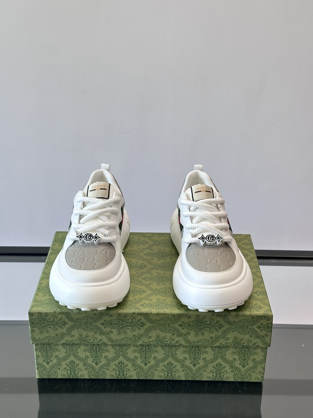 Gucci 男士休闲厚底休闲鞋，采用进口牛皮制作，经典百搭款，正面饰以品牌五金logo装饰，搭配原版橡胶