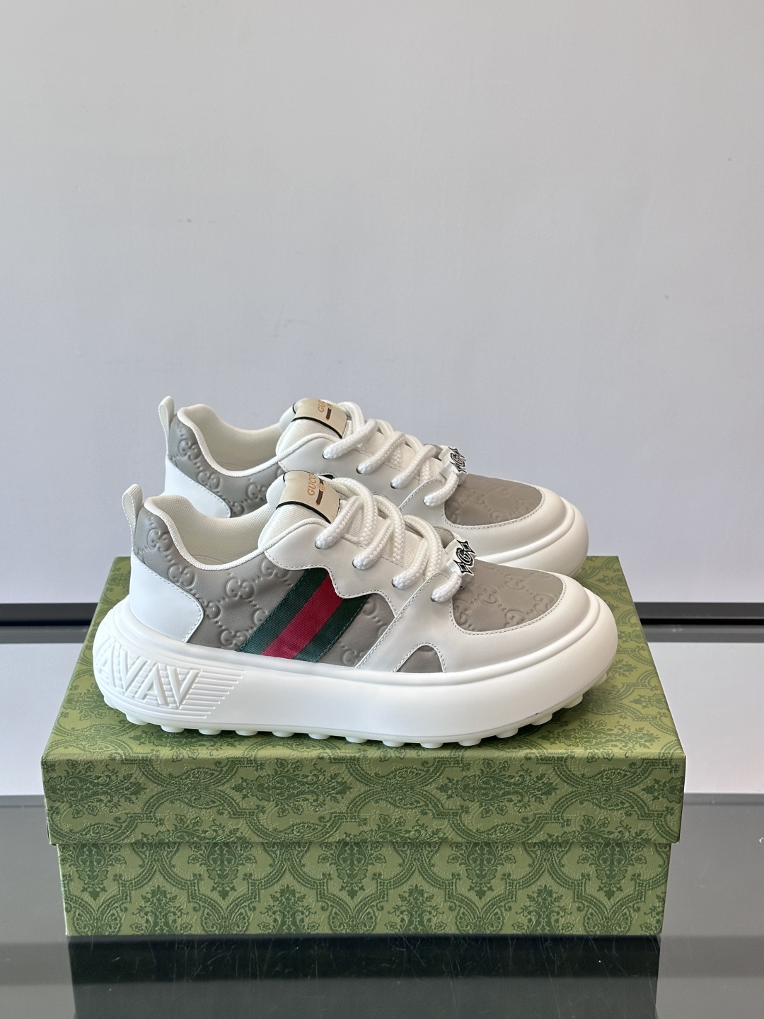 Gucci 男士休闲厚底休闲鞋，采用进口牛皮制作，经典百搭款，正面饰以品牌五金logo装饰，搭配原版橡胶