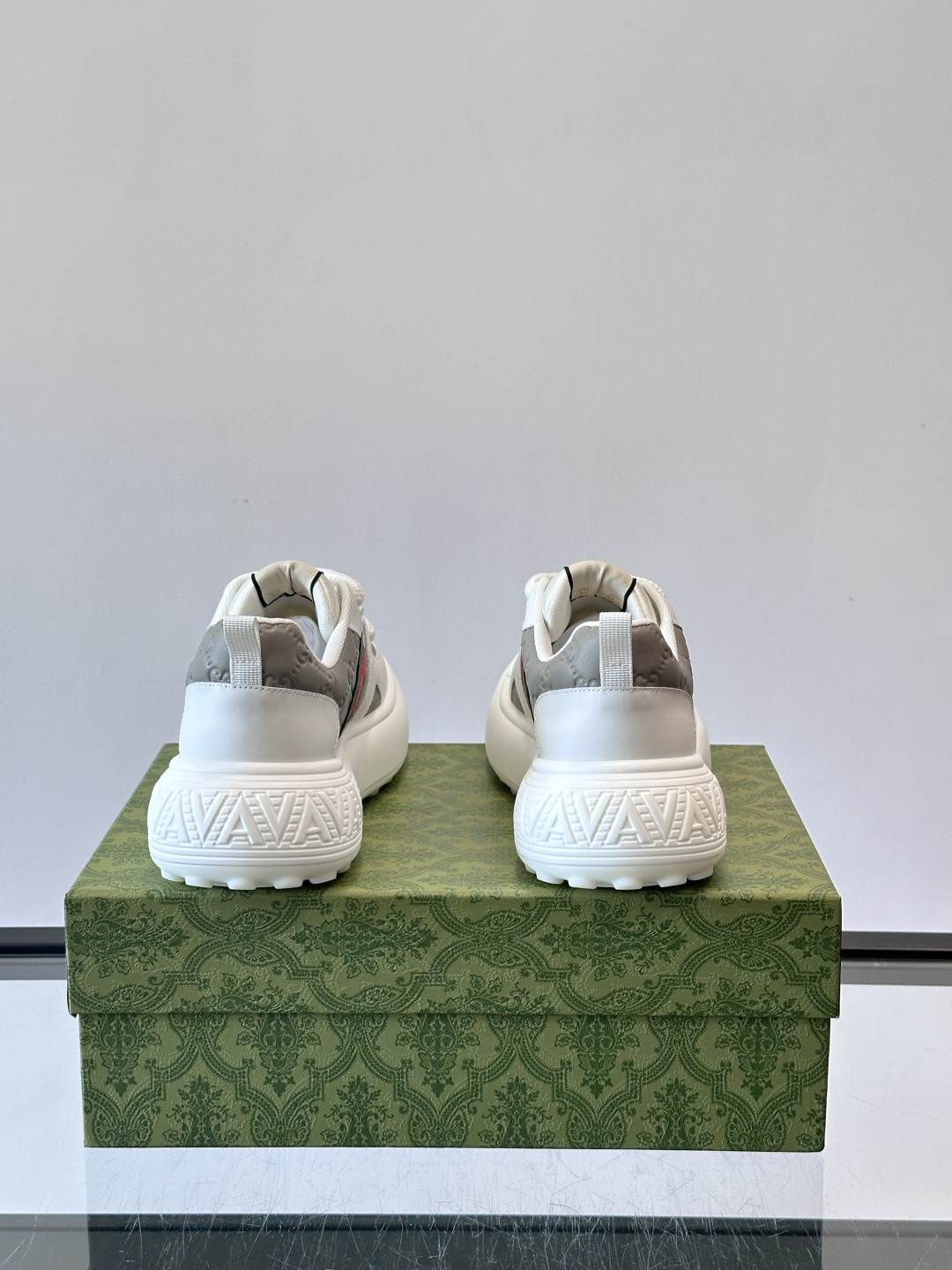 Gucci 男士休闲厚底休闲鞋，采用进口牛皮制作，经典百搭款，正面饰以品牌五金logo装饰，搭配原版橡胶