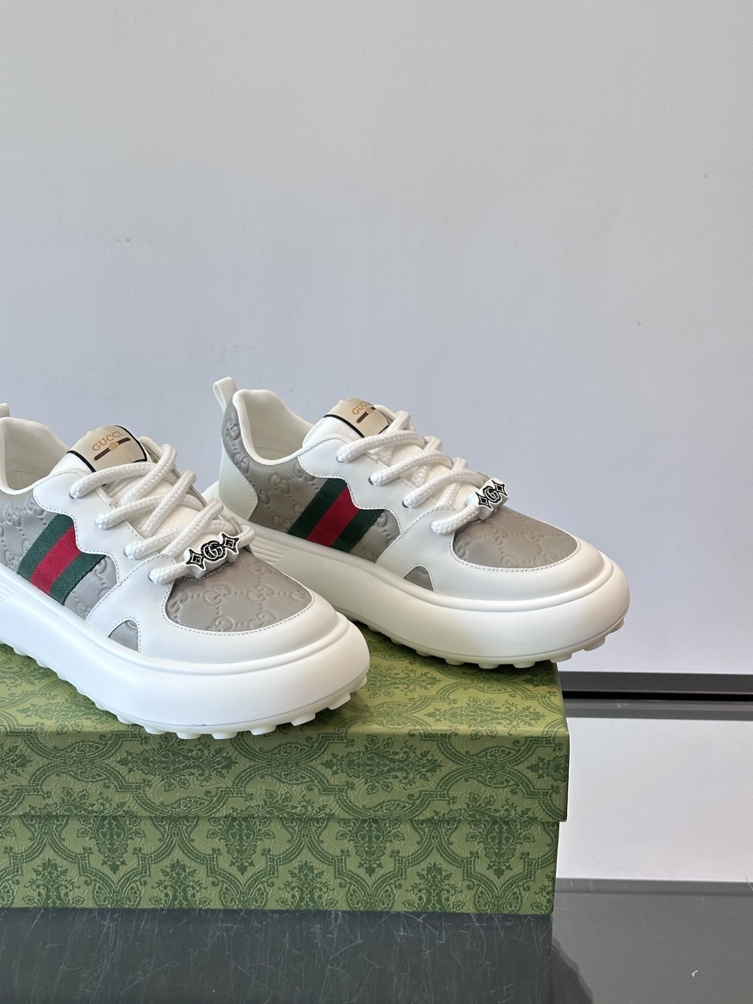 Gucci 男士休闲厚底休闲鞋，采用进口牛皮制作，经典百搭款，正面饰以品牌五金logo装饰，搭配原版橡胶