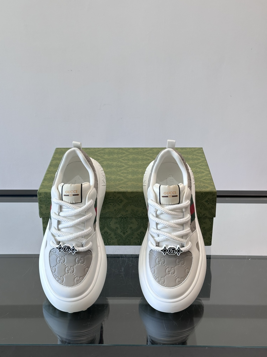 Gucci 男士休闲厚底休闲鞋，采用进口牛皮制作，经典百搭款，正面饰以品牌五金logo装饰，搭配原版橡胶