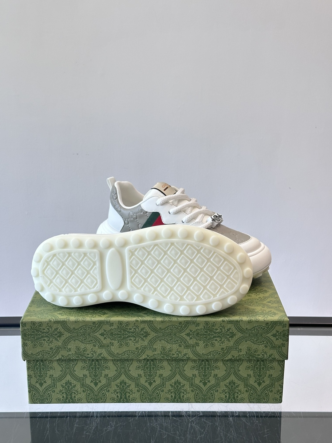 Gucci 男士休闲厚底休闲鞋，采用进口牛皮制作，经典百搭款，正面饰以品牌五金logo装饰，搭配原版橡胶