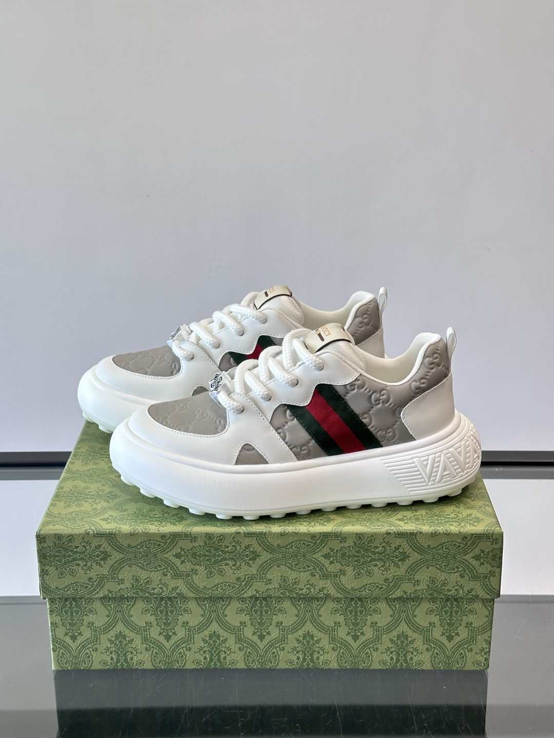 Gucci 男士休闲厚底休闲鞋，采用进口牛皮制作，经典百搭款，正面饰以品牌五金logo装饰，搭配原版橡胶