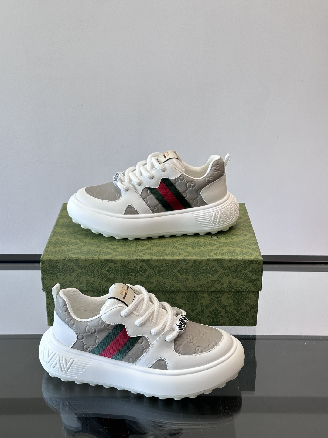 Gucci 男士休闲厚底休闲鞋，采用进口牛皮制作，经典百搭款，正面饰以品牌五金logo装饰，搭配原版橡胶