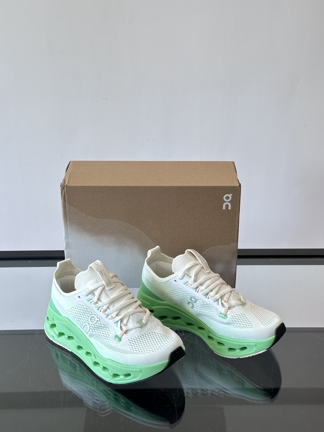 On Cloudsurfer Max跑鞋On Cloudsurfer Max是瑞士品牌On的长距离训练跑