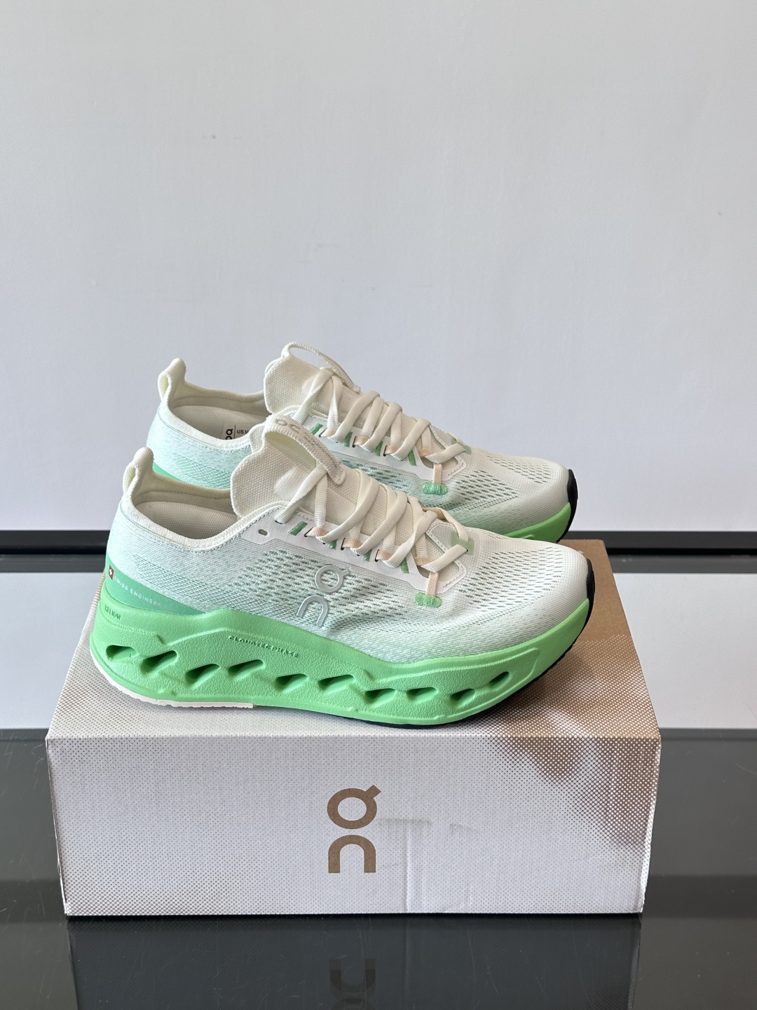 On Cloudsurfer Max跑鞋On Cloudsurfer Max是瑞士品牌On的长距离训练跑