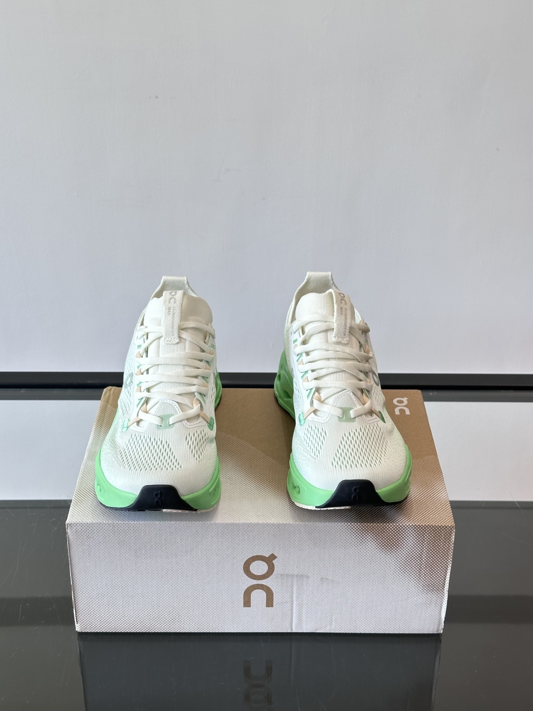 On Cloudsurfer Max跑鞋On Cloudsurfer Max是瑞士品牌On的长距离训练跑