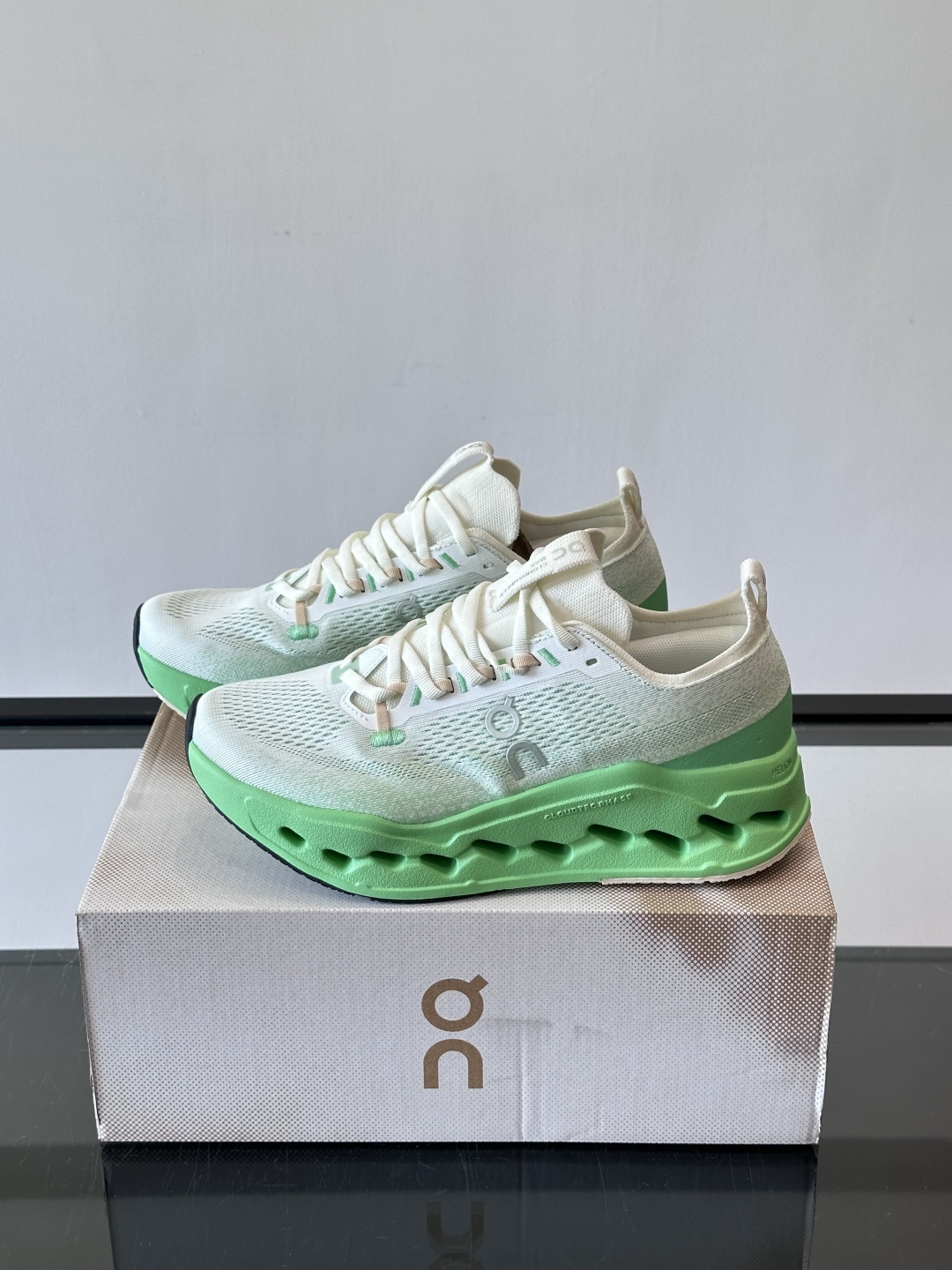 On Cloudsurfer Max跑鞋On Cloudsurfer Max是瑞士品牌On的长距离训练跑