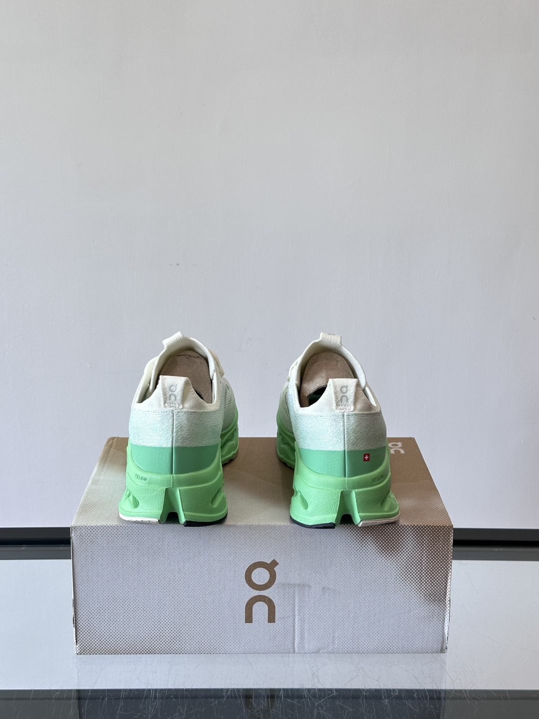 On Cloudsurfer Max跑鞋On Cloudsurfer Max是瑞士品牌On的长距离训练跑