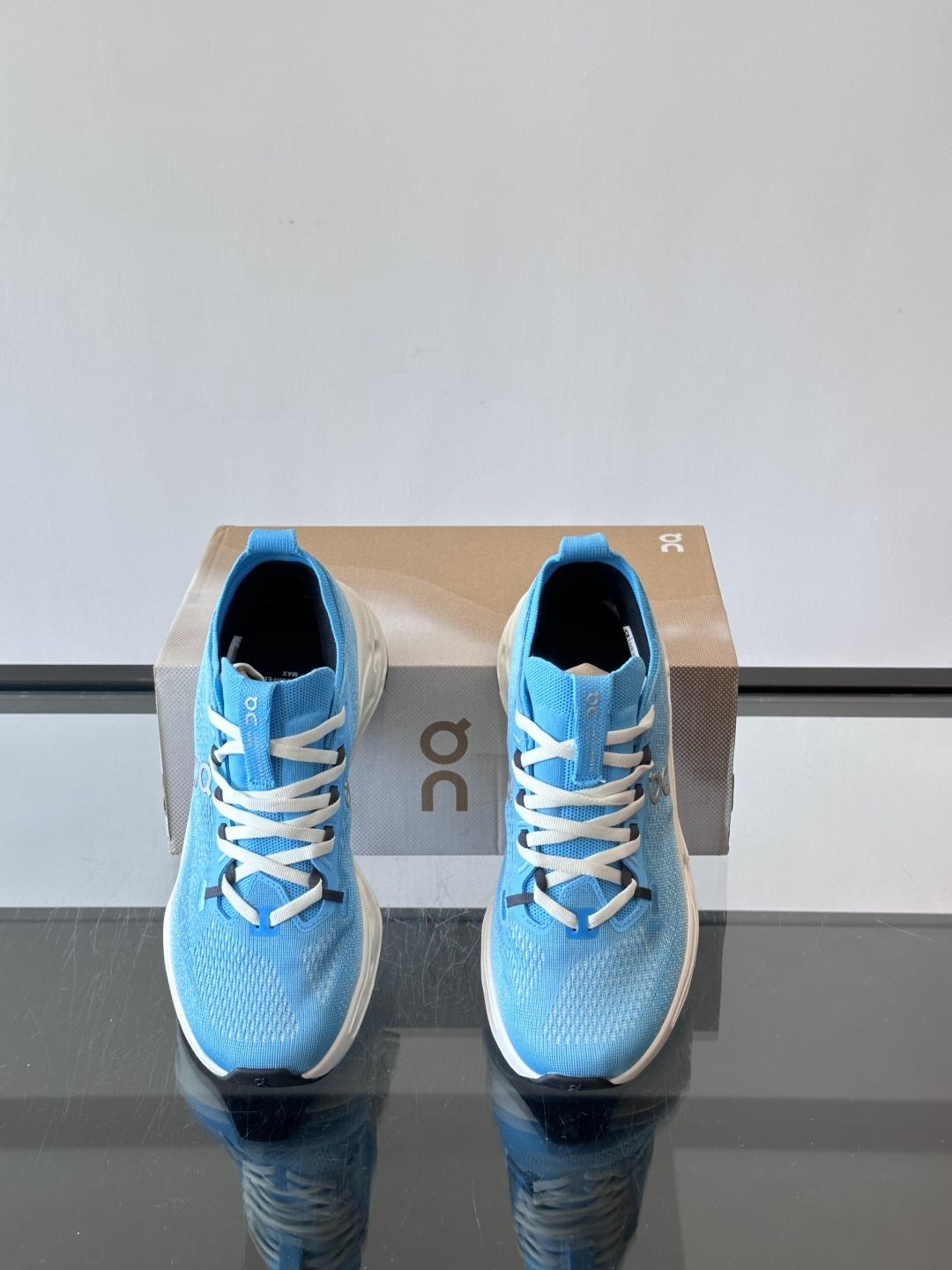 On Cloudsurfer Max跑鞋On Cloudsurfer Max是瑞士品牌On的长距离训练跑