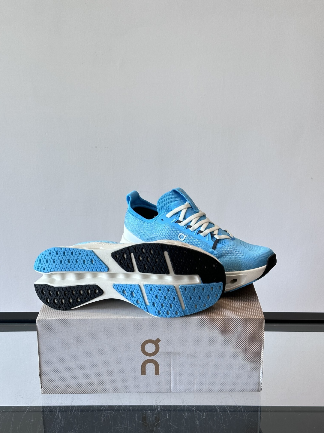 On Cloudsurfer Max跑鞋On Cloudsurfer Max是瑞士品牌On的长距离训练跑