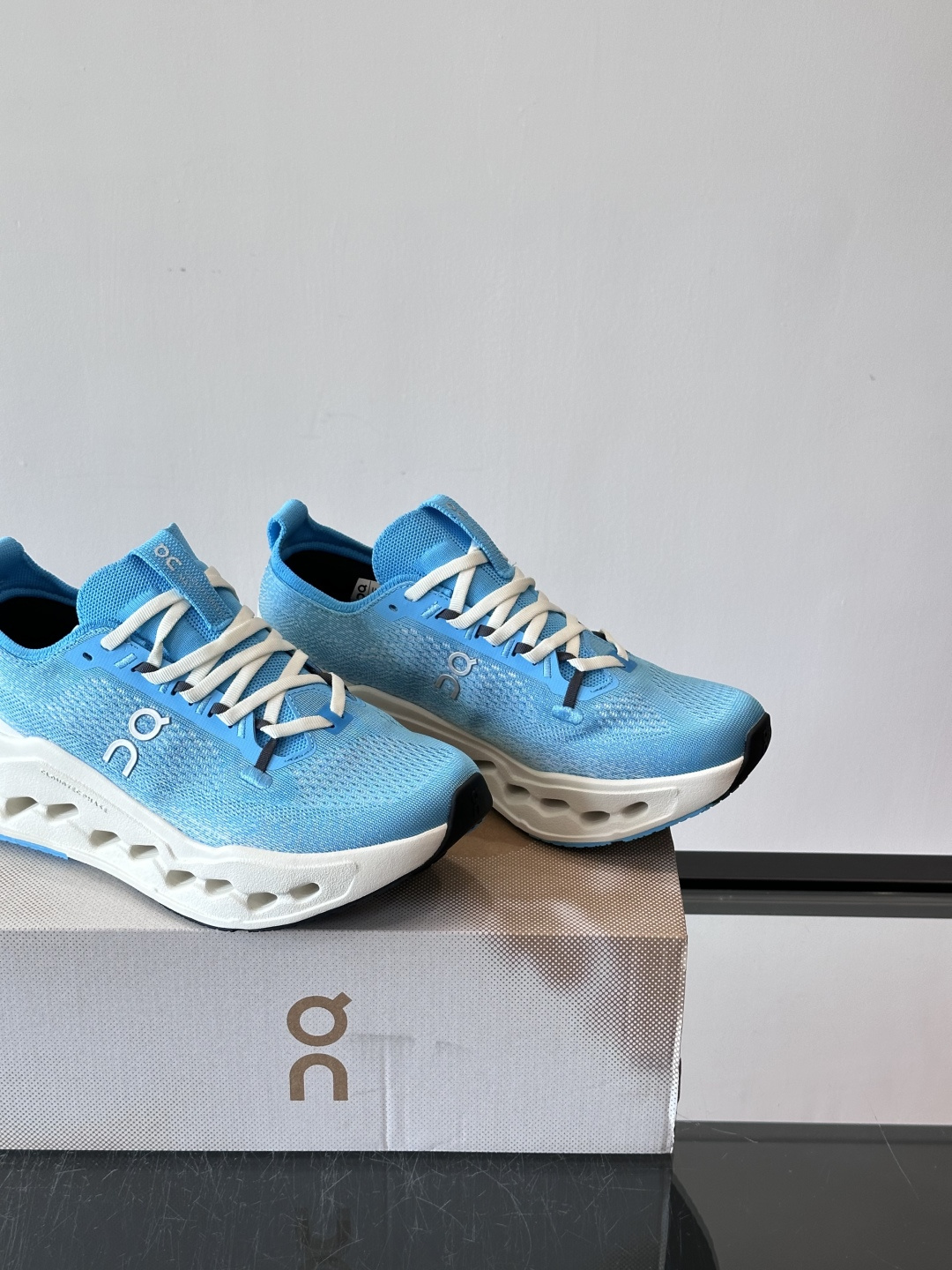 On Cloudsurfer Max跑鞋On Cloudsurfer Max是瑞士品牌On的长距离训练跑