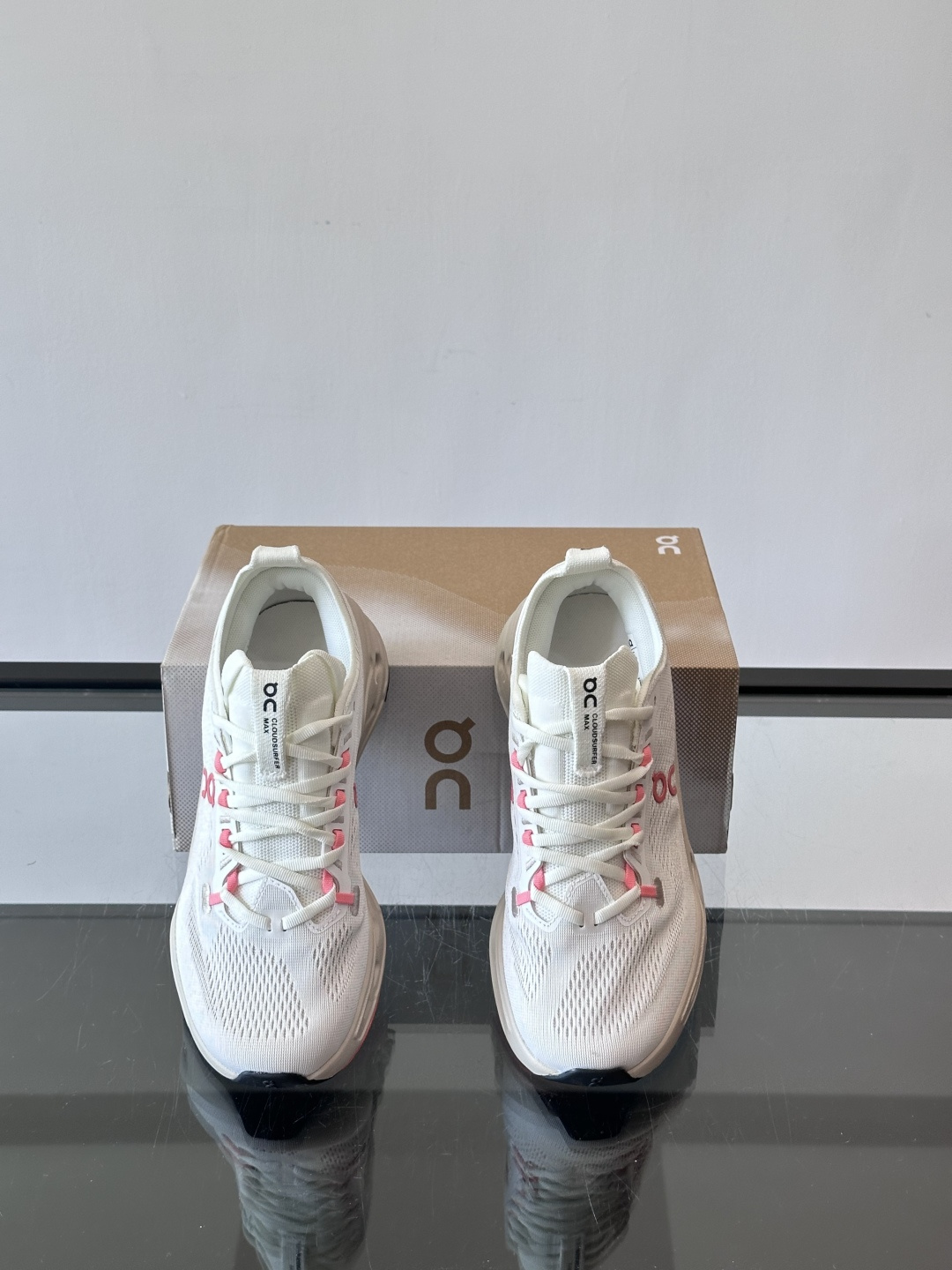 On Cloudsurfer Max跑鞋On Cloudsurfer Max是瑞士品牌On的长距离训练跑