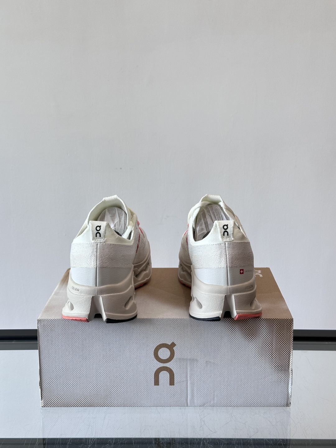 On Cloudsurfer Max跑鞋On Cloudsurfer Max是瑞士品牌On的长距离训练跑