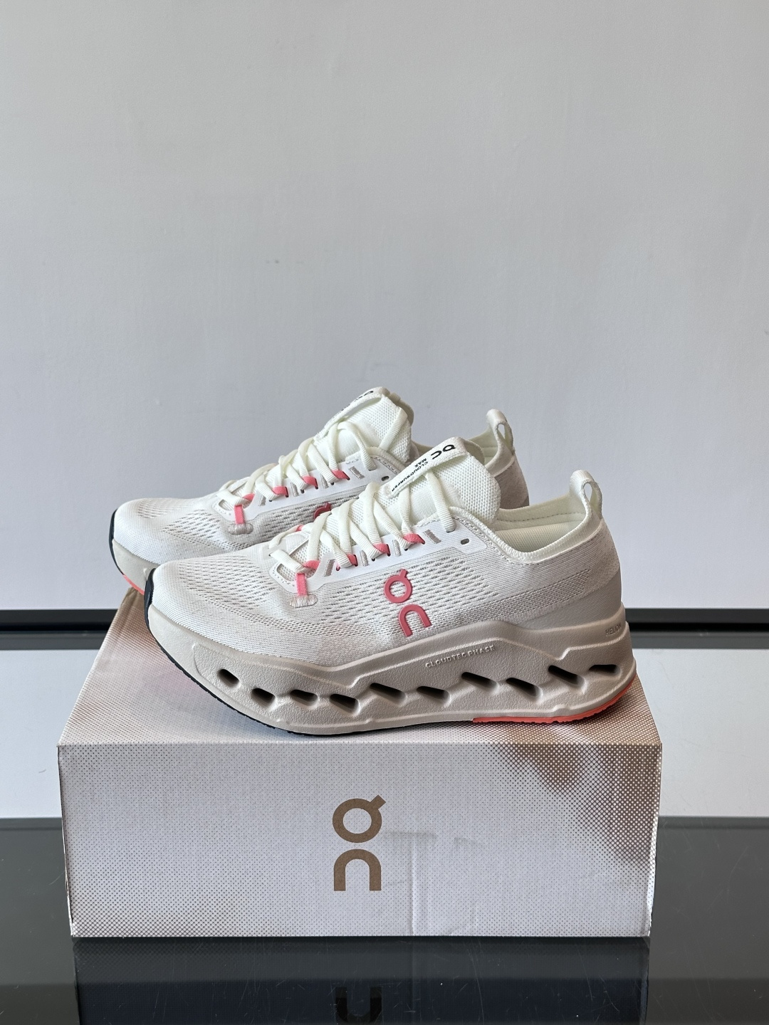 On Cloudsurfer Max跑鞋On Cloudsurfer Max是瑞士品牌On的长距离训练跑