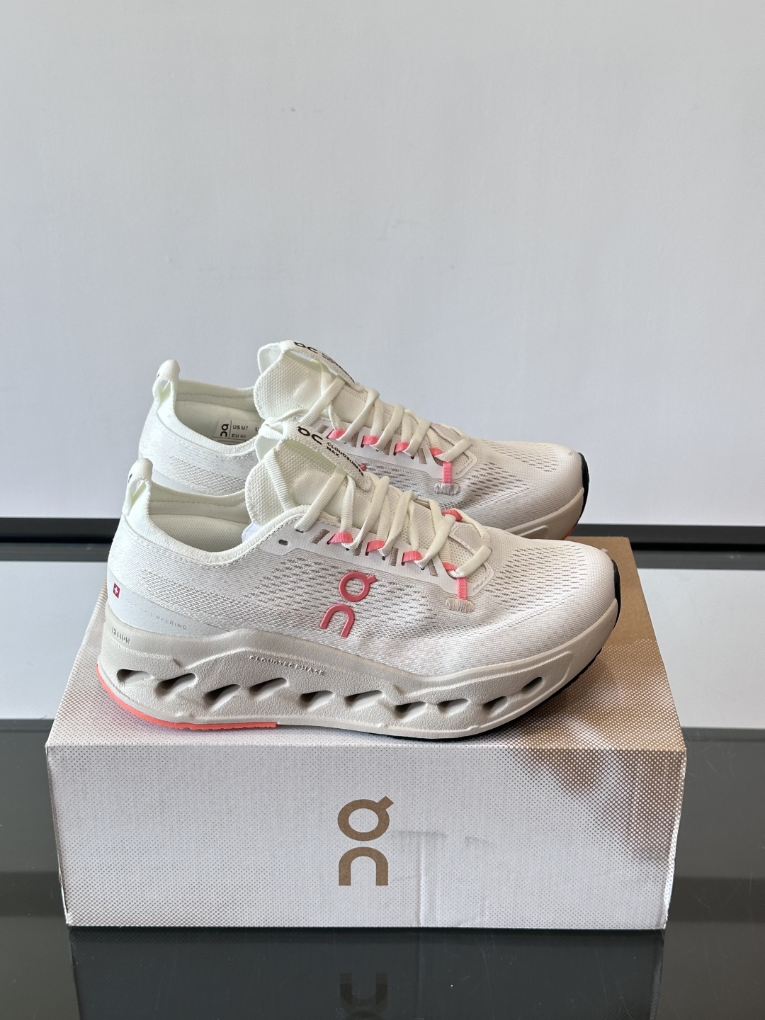 On Cloudsurfer Max跑鞋On Cloudsurfer Max是瑞士品牌On的长距离训练跑