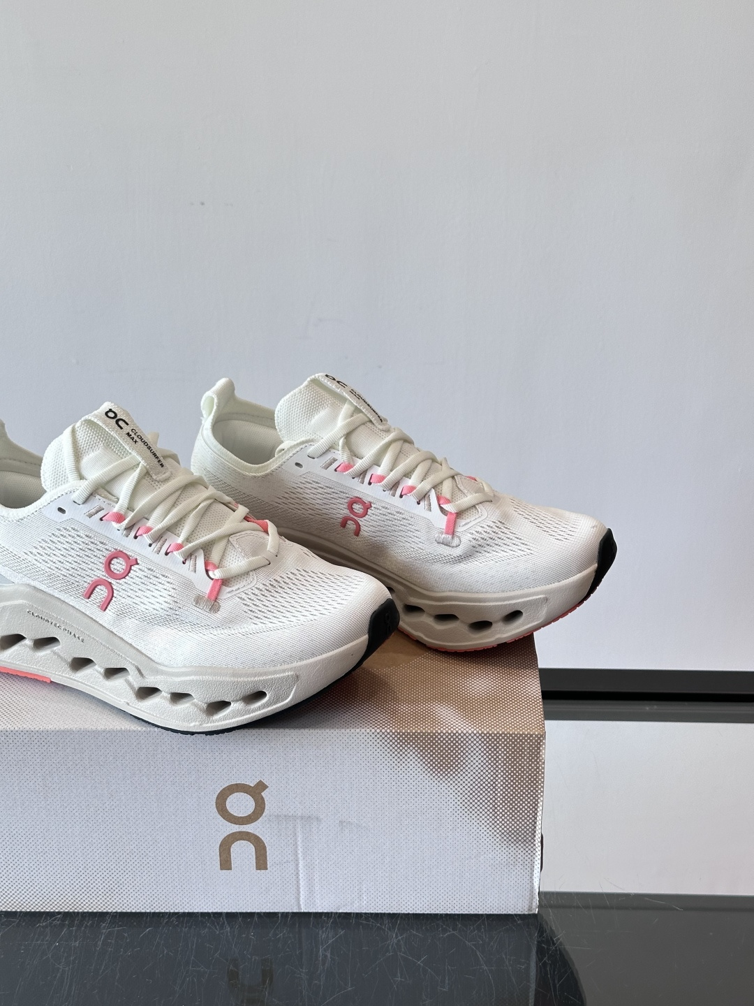 On Cloudsurfer Max跑鞋On Cloudsurfer Max是瑞士品牌On的长距离训练跑