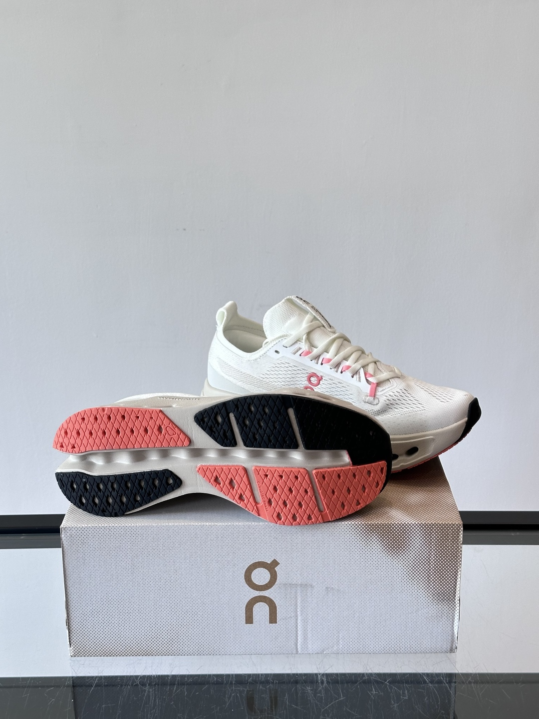 On Cloudsurfer Max跑鞋On Cloudsurfer Max是瑞士品牌On的长距离训练跑