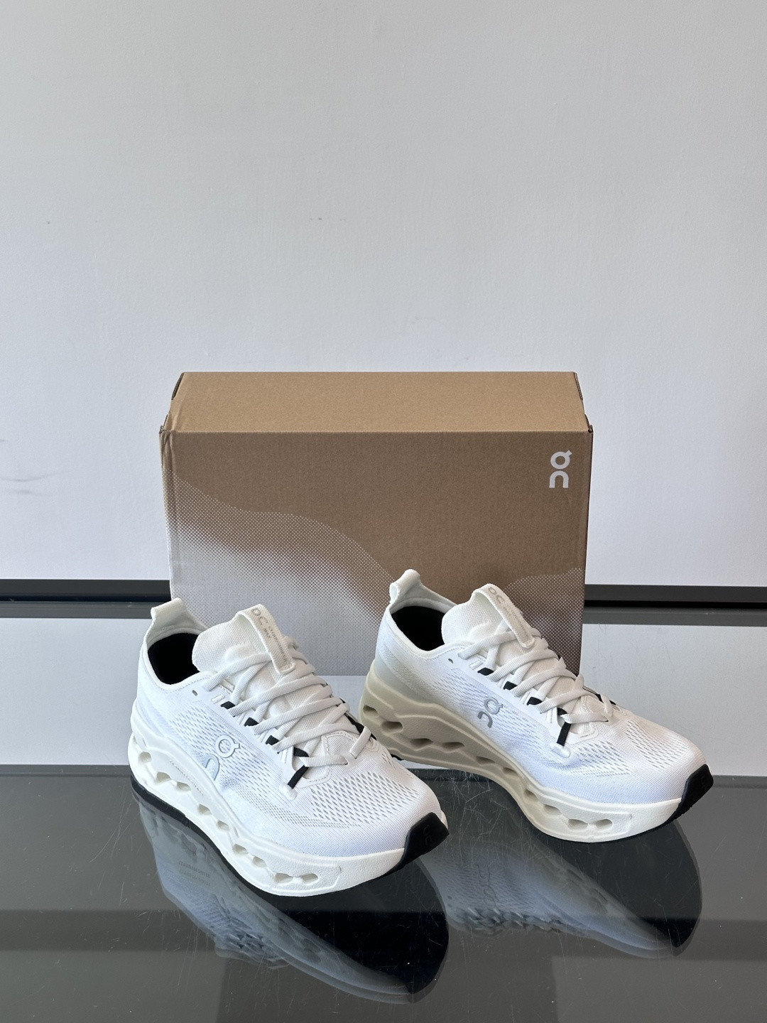 On Cloudsurfer Max跑鞋On Cloudsurfer Max是瑞士品牌On的长距离训练跑