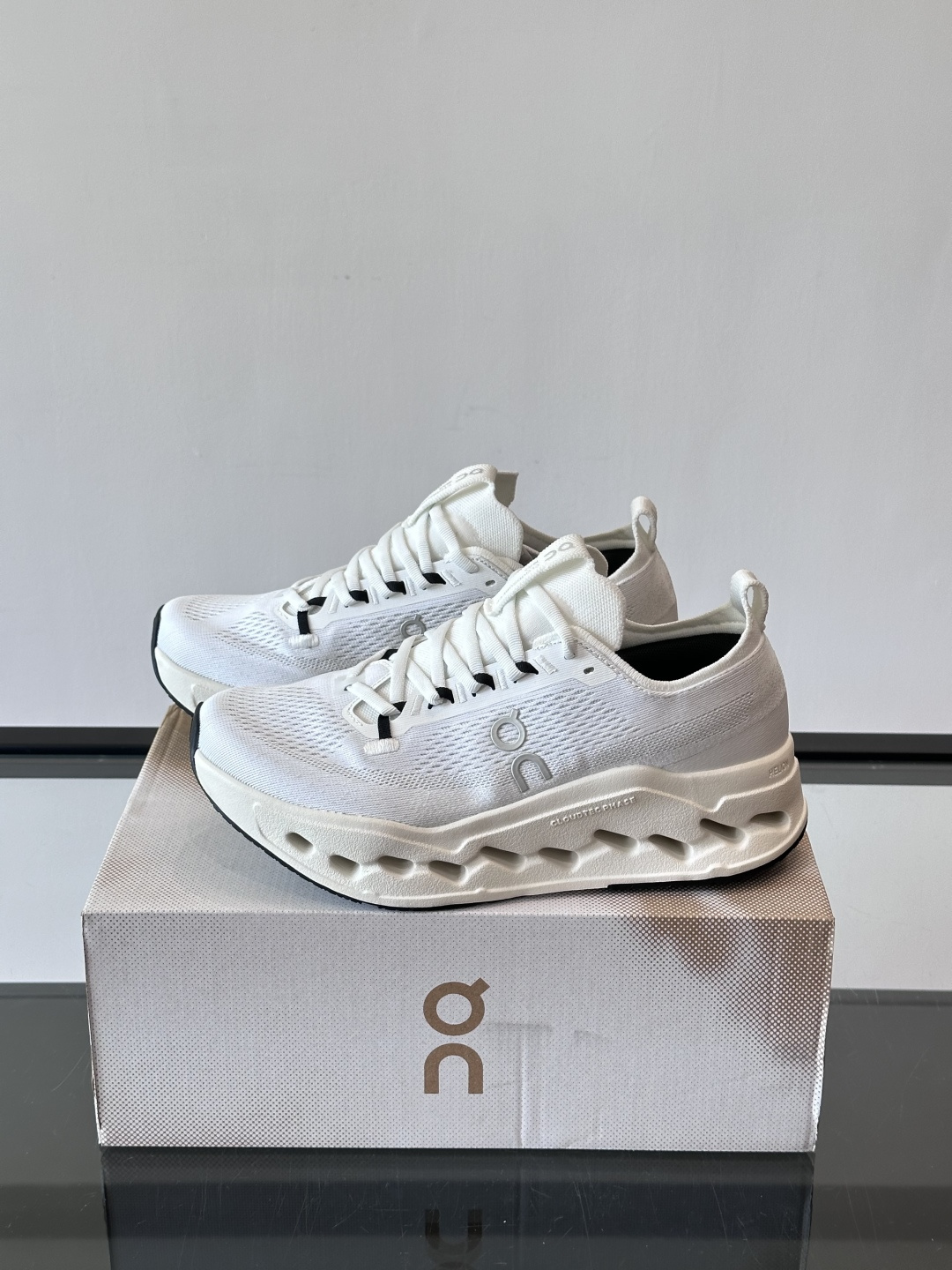 On Cloudsurfer Max跑鞋On Cloudsurfer Max是瑞士品牌On的长距离训练跑