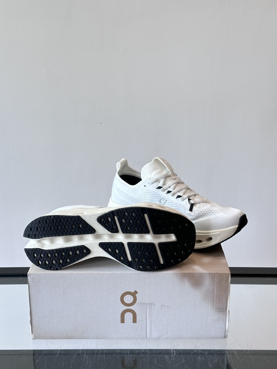 On Cloudsurfer Max跑鞋On Cloudsurfer Max是瑞士品牌On的长距离训练跑