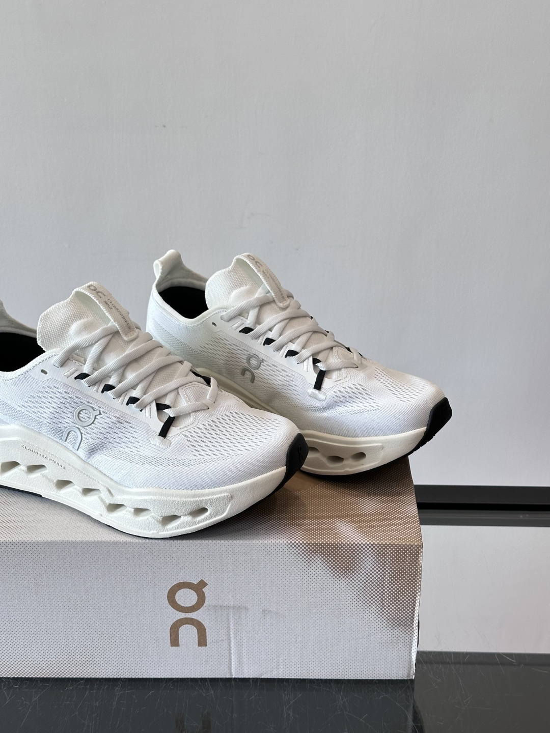 On Cloudsurfer Max跑鞋On Cloudsurfer Max是瑞士品牌On的长距离训练跑