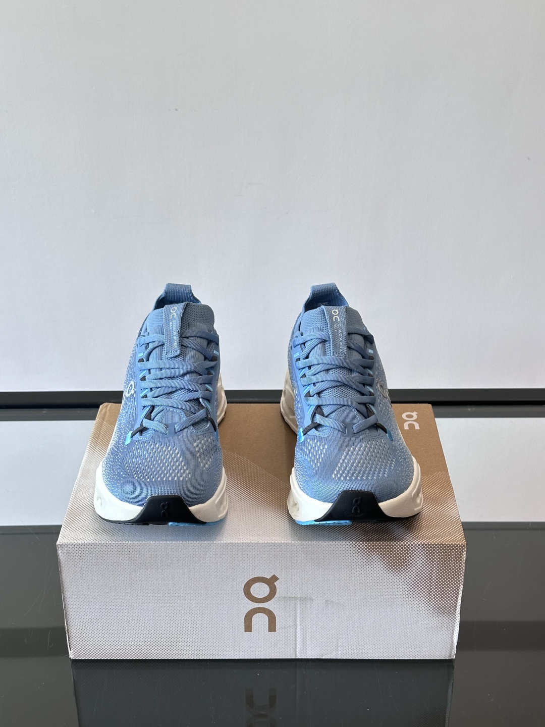 On Cloudsurfer Max跑鞋On Cloudsurfer Max是瑞士品牌On的长距离训练跑