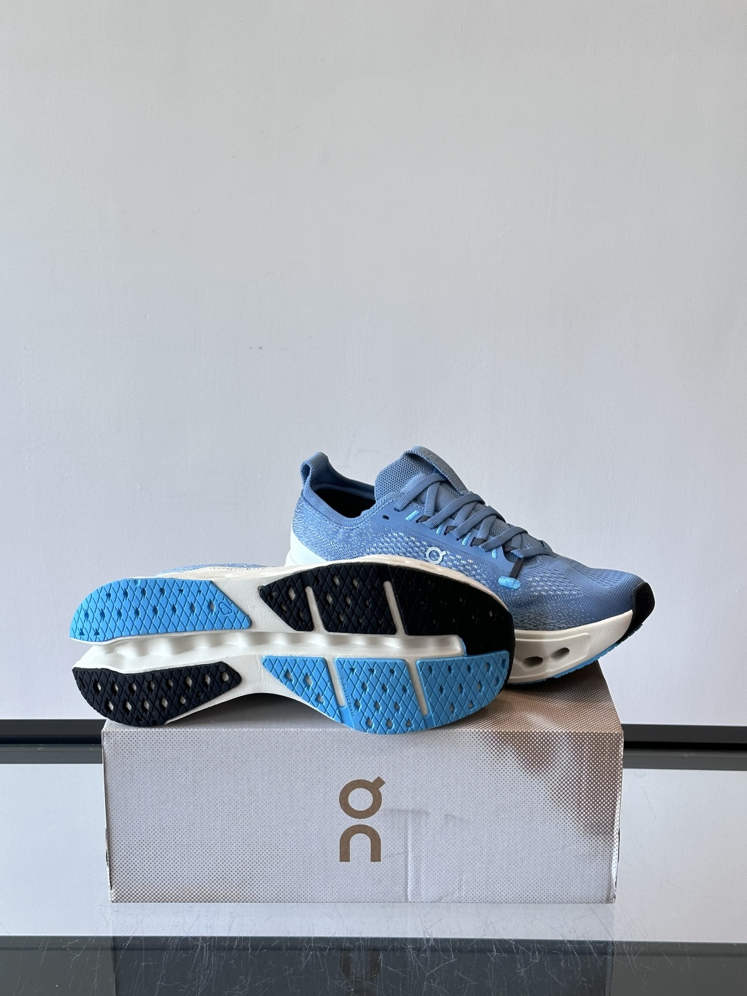 On Cloudsurfer Max跑鞋On Cloudsurfer Max是瑞士品牌On的长距离训练跑