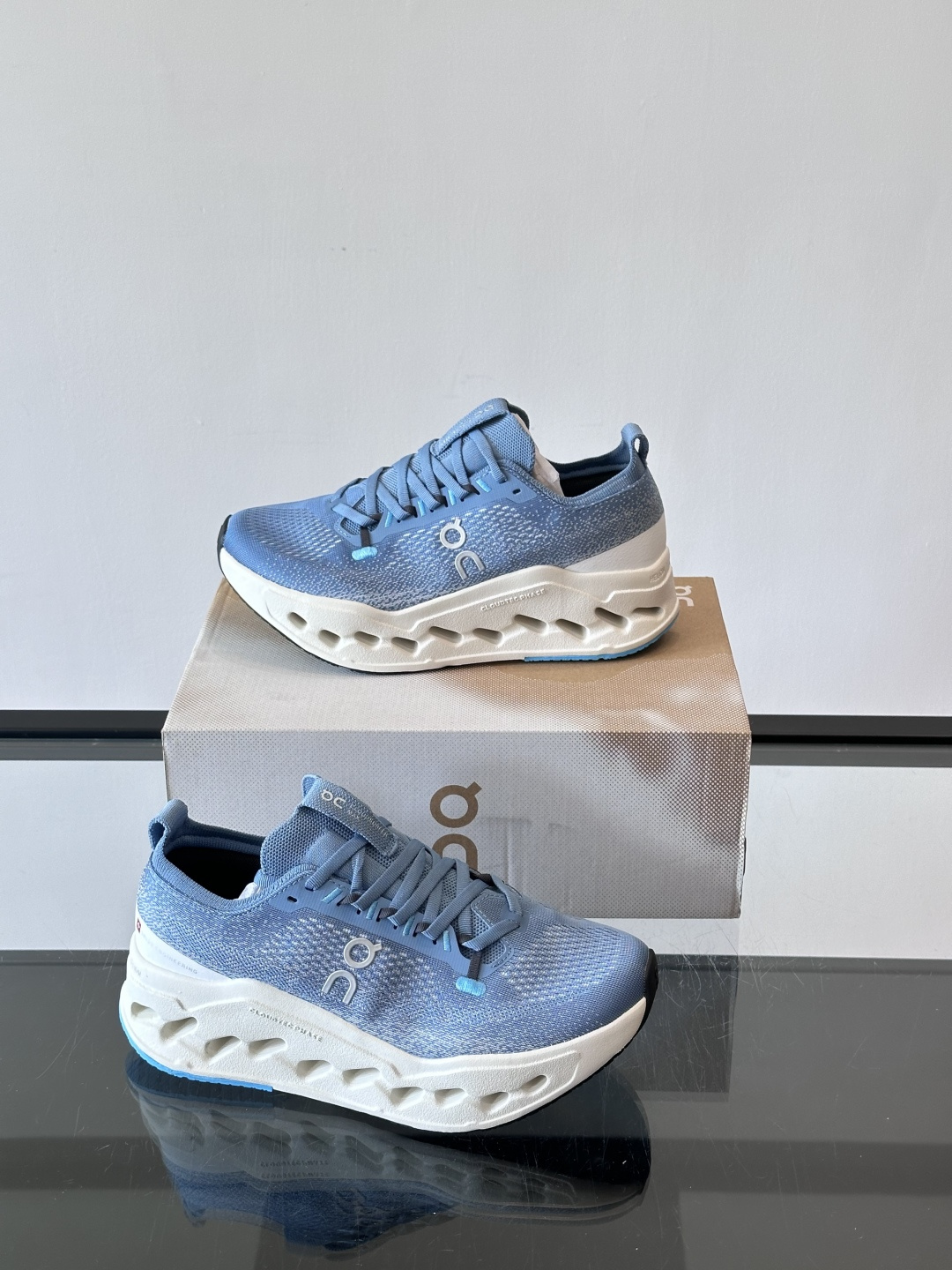 On Cloudsurfer Max跑鞋On Cloudsurfer Max是瑞士品牌On的长距离训练跑