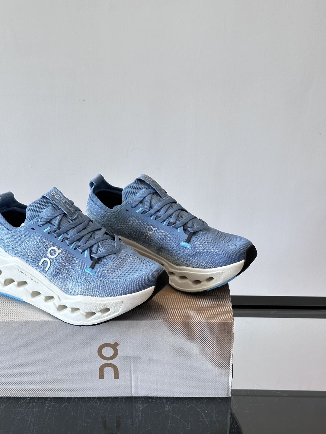 On Cloudsurfer Max跑鞋On Cloudsurfer Max是瑞士品牌On的长距离训练跑