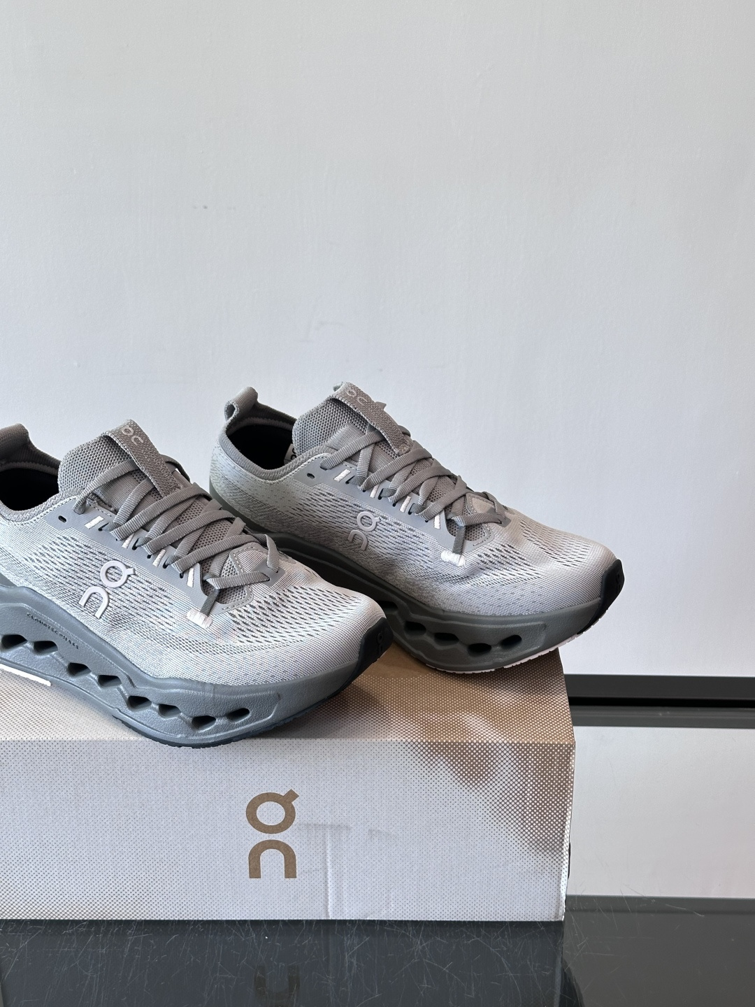 On Cloudsurfer Max跑鞋On Cloudsurfer Max是瑞士品牌On的长距离训练跑