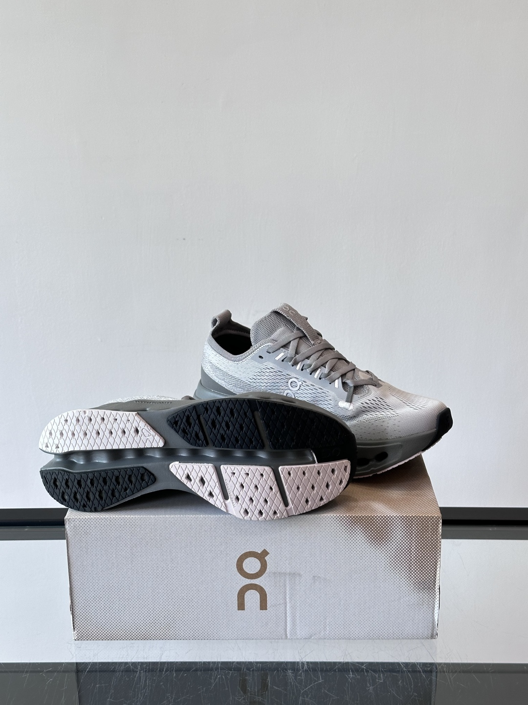 On Cloudsurfer Max跑鞋On Cloudsurfer Max是瑞士品牌On的长距离训练跑