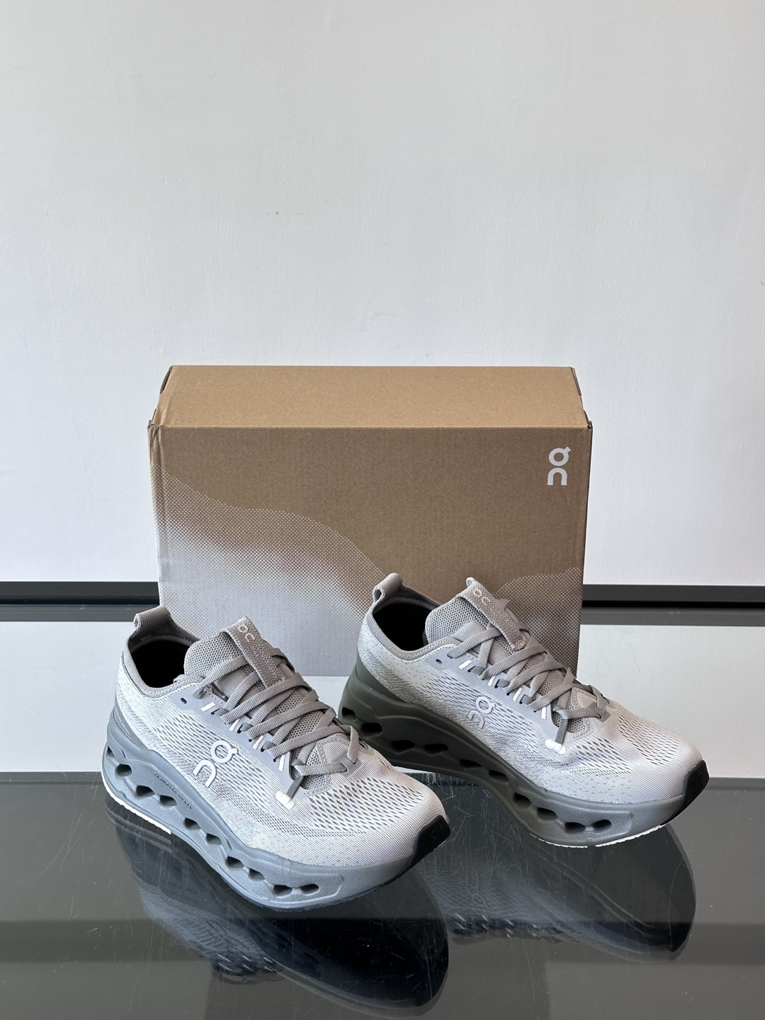 On Cloudsurfer Max跑鞋On Cloudsurfer Max是瑞士品牌On的长距离训练跑