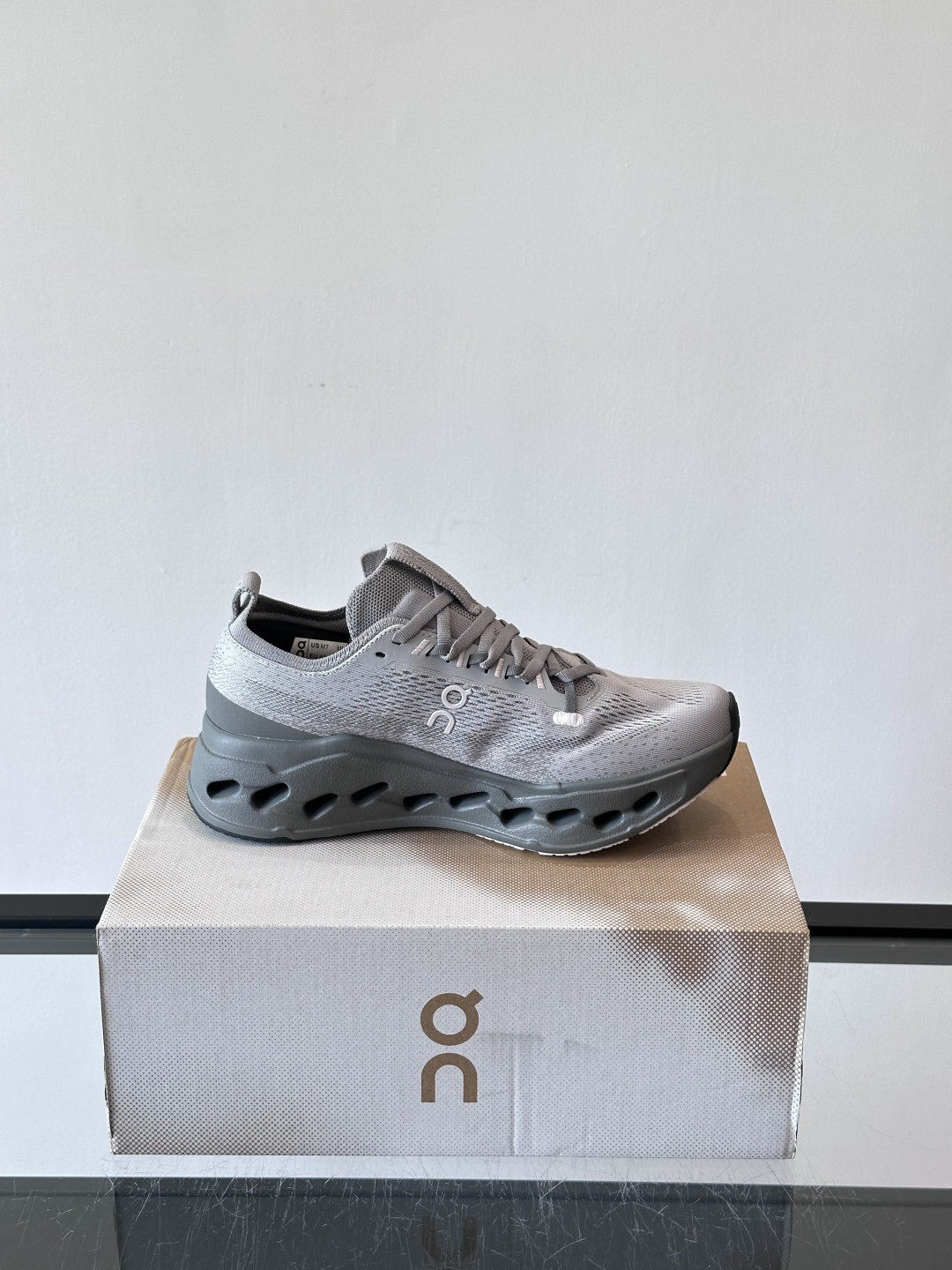 On Cloudsurfer Max跑鞋On Cloudsurfer Max是瑞士品牌On的长距离训练跑