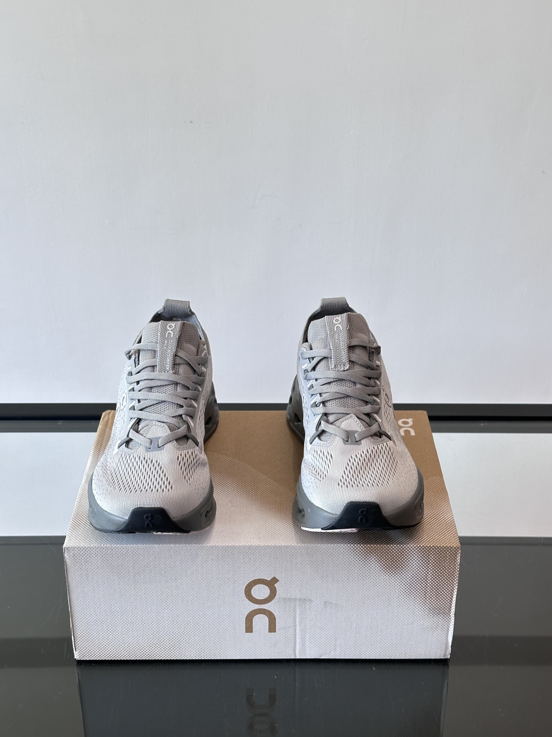 On Cloudsurfer Max跑鞋On Cloudsurfer Max是瑞士品牌On的长距离训练跑