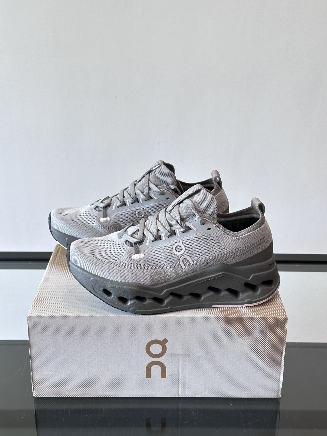 On Cloudsurfer Max跑鞋On Cloudsurfer Max是瑞士品牌On的长距离训练跑